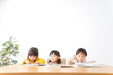 Sınıfta okuyan çocuklar  