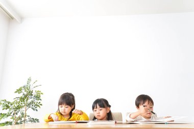 Sınıfta okuyan çocuklar  