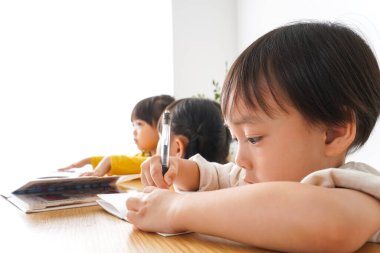 Sınıfta okuyan çocuklar  