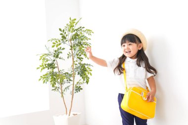 Kız anaokuluna gidiyor.