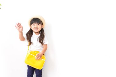 Kız anaokuluna gidiyor.