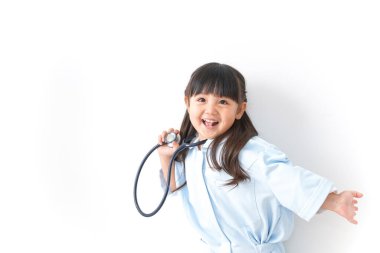 Kız hemşire beyazlar üzerinde yalnız oynuyormuş gibi yapıyor.