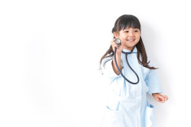 Kız hemşire beyazlar üzerinde yalnız oynuyormuş gibi yapıyor.