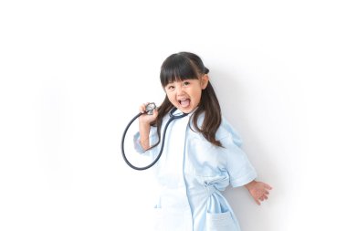 Kız hemşire beyazlar üzerinde yalnız oynuyormuş gibi yapıyor.