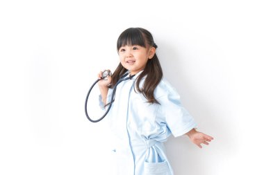 Kız hemşire beyazlar üzerinde yalnız oynuyormuş gibi yapıyor.