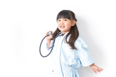 Kız hemşire beyazlar üzerinde yalnız oynuyormuş gibi yapıyor.