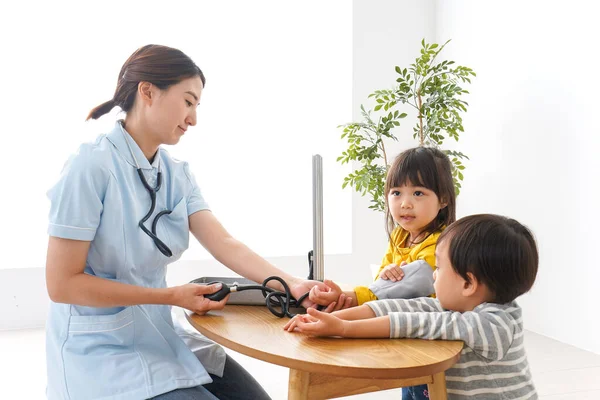 Verpleegster Kinderen Kliniek — Stockfoto