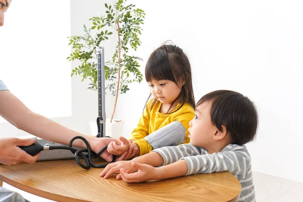 Enfermera Niños Clínica —  Fotos de Stock