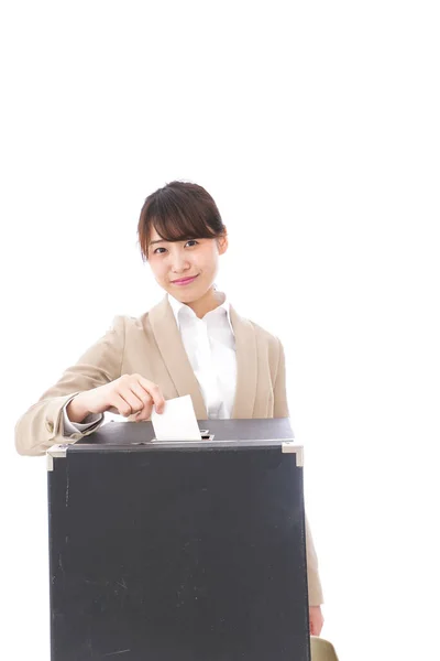 Азиатская Женщина Голосует Выборах — стоковое фото