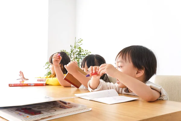 수업중에 공부하는 아이들 — 스톡 사진