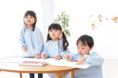 Anaokulunda resim yapan çocuklar.