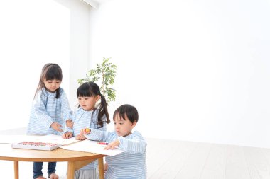 Anaokulunda resim yapan çocuklar.