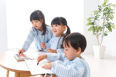 Anaokulunda resim yapan çocuklar.