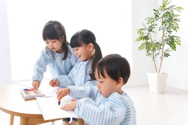 Anaokulunda resim yapan çocuklar.