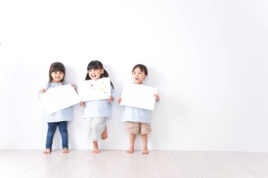 Anaokulunda oynayan çocuklar.