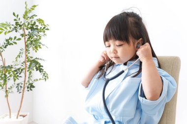 Tatlı kız doktor gibi davranıyor. 