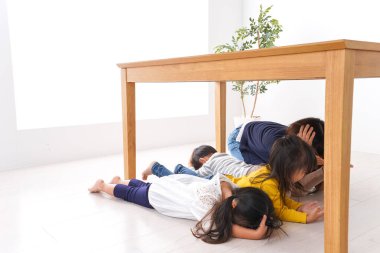 Depremden kaçan çocuklar