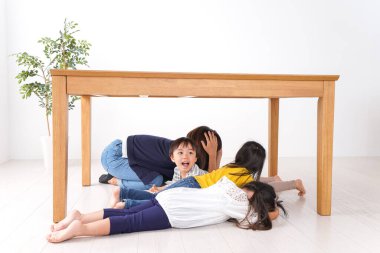 Depremden kaçan çocuklar