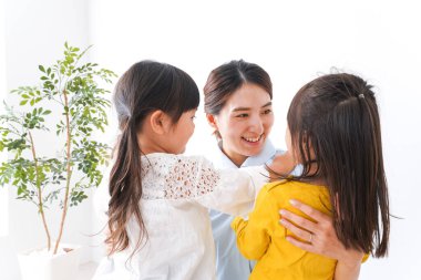 Hemşire ve çocuklar klinikte.