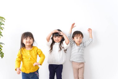 Evde oynayan gülümseyen çocuklar