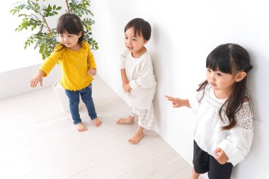 Evde oynayan gülümseyen çocuklar