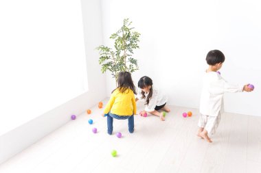 Evde oynayan gülümseyen çocuklar