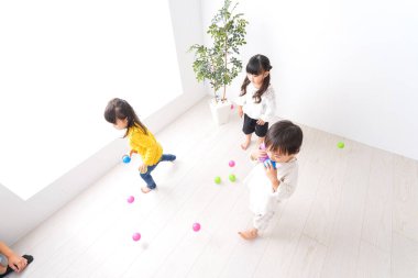 Evde oynayan gülümseyen çocuklar