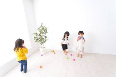 Evde oynayan gülümseyen çocuklar