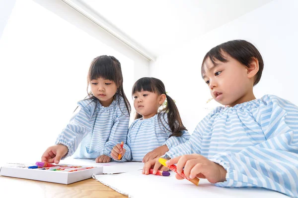 Niños Pintando Jardín Infantes — Foto de Stock