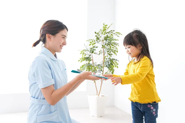 Kinderen Die Een Kinderarts Raadplegen — Stockfoto