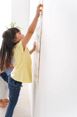 Çocuklar sınıfta okuyor. 