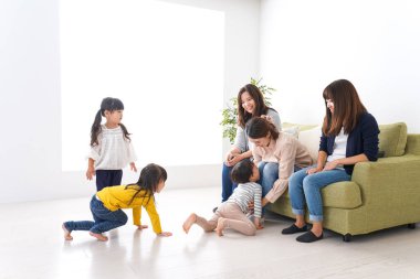 Anneler ve çocuklar arkadaşlar.