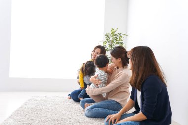 Anneler ve çocuklar arkadaşlar.