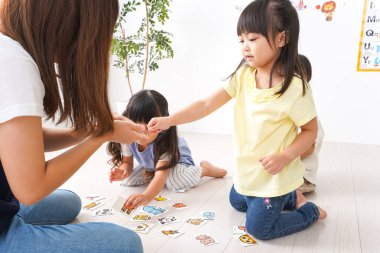 Asyalı Çocuklar İngilizce sınıfı