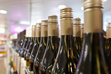 bir şişe dükkanı resmi