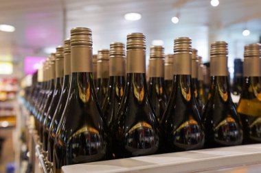 bir şişe dükkanı resmi