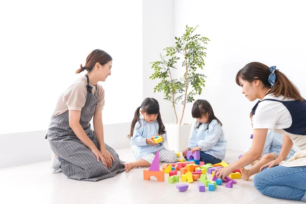 Kinder Und Lehrer Spielen Mit Spielzeug — Stockfoto