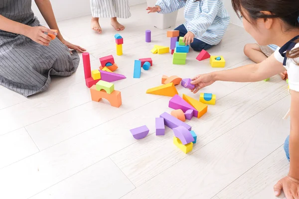 Kinder Und Lehrer Spielen Mit Spielzeug — Stockfoto