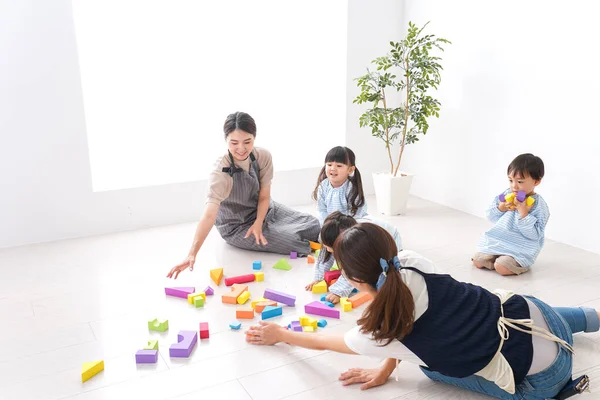 Kinder Und Lehrer Spielen Mit Spielzeug — Stockfoto