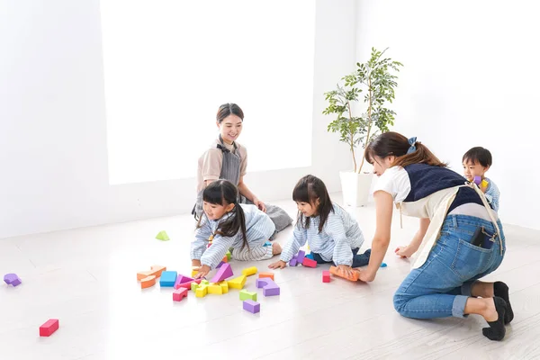 Kinder Und Lehrer Spielen Mit Spielzeug — Stockfoto
