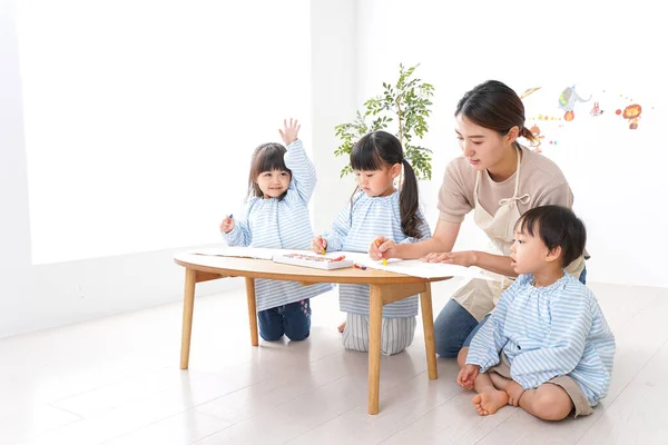 小児看護師 幼稚園生 — ストック写真