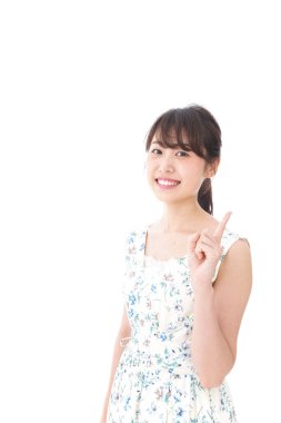 Genç bir kadın işaret ediyor. Genç bir kadın bir şeyi işaret ediyor.