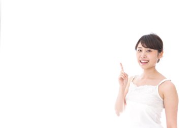 Genç bir kadın işaret ediyor. Genç bir kadın bir şeyi işaret ediyor.