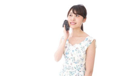 Genç kadın aşırı sıcaktan muzdarip.