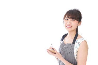 Kadın kafe görevlisi beyaz arka planda yalnız poz veriyor.