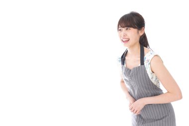 Kadın kafe görevlisi beyaz arka planda yalnız poz veriyor.