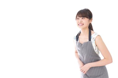 Kadın kafe görevlisi beyaz arka planda yalnız poz veriyor.