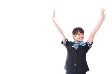 Hostes üniformalı genç bir kadın beyaz giyinmiş.