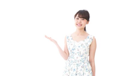 Genç bir kadın beyaz arka planda izole edilmiş bir şey öneriyor. 