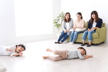 Gülümseyen anneler ve çocuklar evde